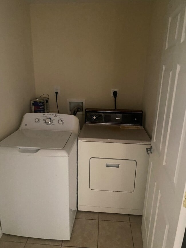 Building Photo - 1810 Ozone Ct