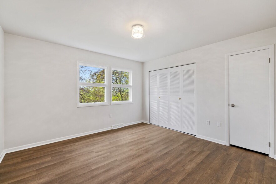 Building Photo - 216 Oakview Dr
