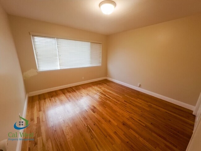 Building Photo - $2,695 - 2 BR/1BA Duplex-Downtown Willow G...