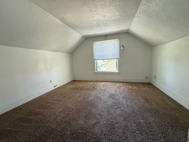 Building Photo - 3BR/1BA Anoka Home Available Now!