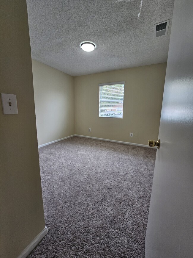 Building Photo - 124 Hunt Club Ct