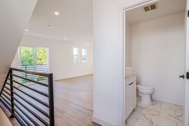 Building Photo - 2419 Carmona Ave