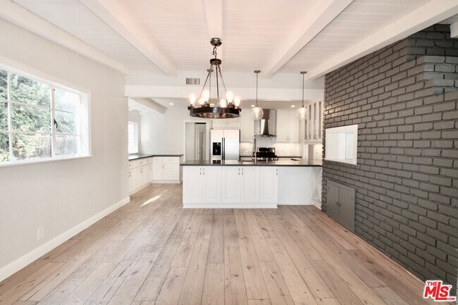 Building Photo - 5415 Coldwater Canyon Ave