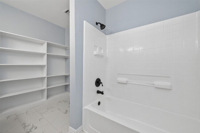 Building Photo - 11504 Village Pl Dr