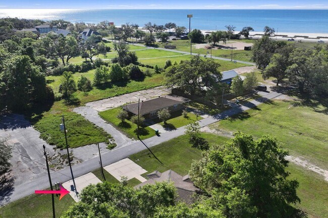 Building Photo - Furnished Duplex