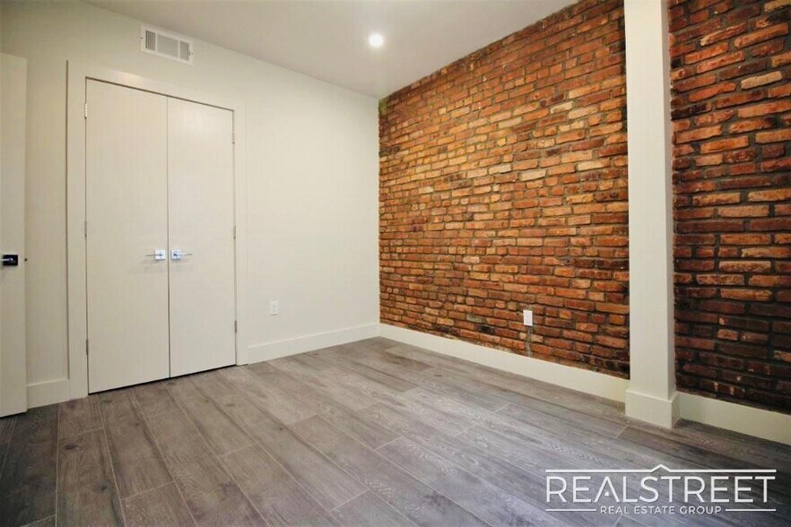 Building Photo - Gorgeous Spacious 3 Bedroom in Prime Crown Heights