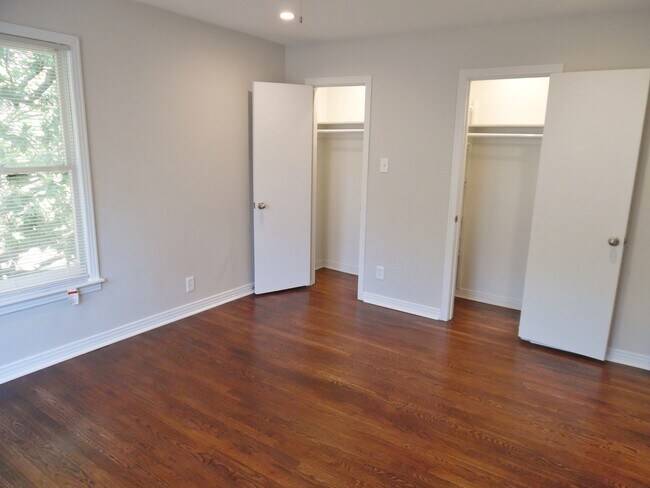 Building Photo - Total Remodel Townhome-Like Unit in Berkel...