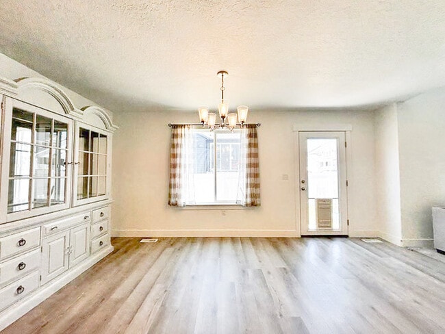 Building Photo - Newer Herriman Home - Open Floor Plan - Gr...