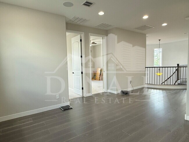 Building Photo - 1729 W Myrna Ln