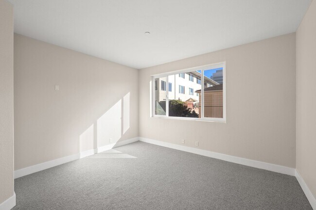 Building Photo - Stunning Remodeled Condo with Views in Banker's Hill