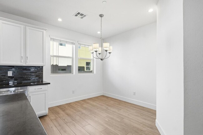 Building Photo - 820 N 8th Ave