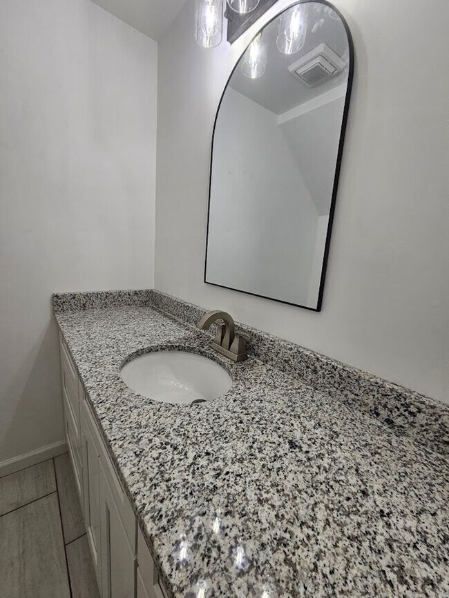 Building Photo - 71 Westgate Cir