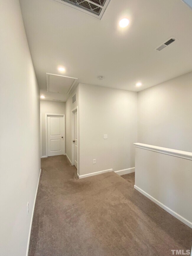 Building Photo - 1046 Commack Dr