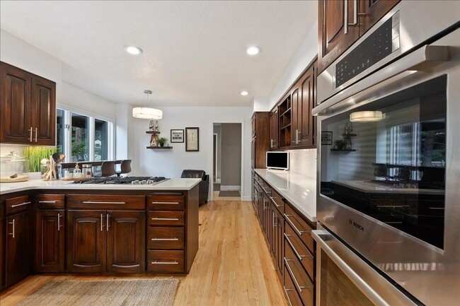 Building Photo - Luxury 5-Bedroom Home with Pool, Hot Tub &...