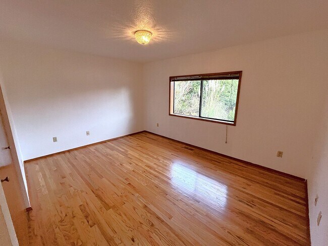 Building Photo - 1870 N Skyline Dr
