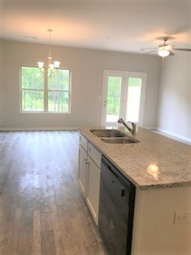Building Photo - 3 Bedroom Townhome in Jonesboro!