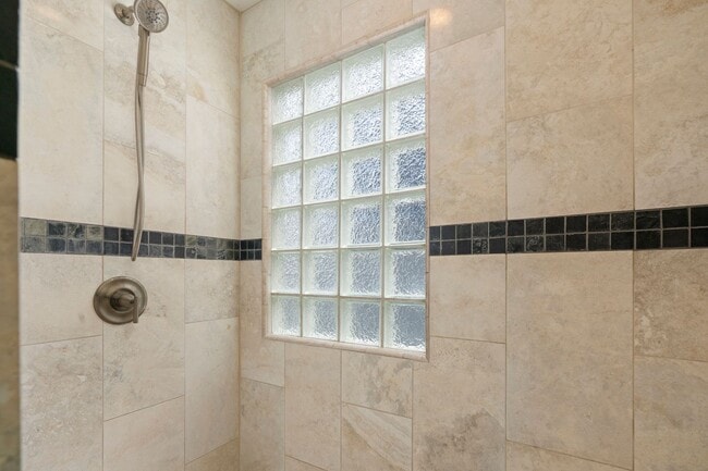 Building Photo - Crown Point 4Bed 3Bath (2 Primary suites) ...