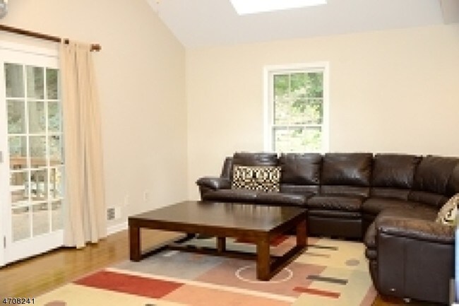 Building Photo - 5 Deer Run Dr