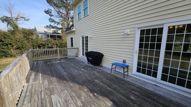 Building Photo - 1095 Burnside Rd