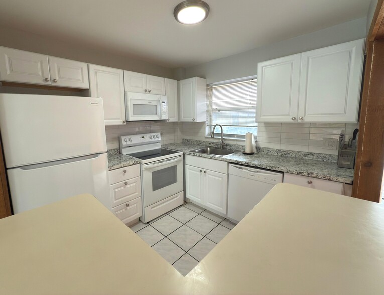 Kitchen - 805 W Oakland Park Blvd