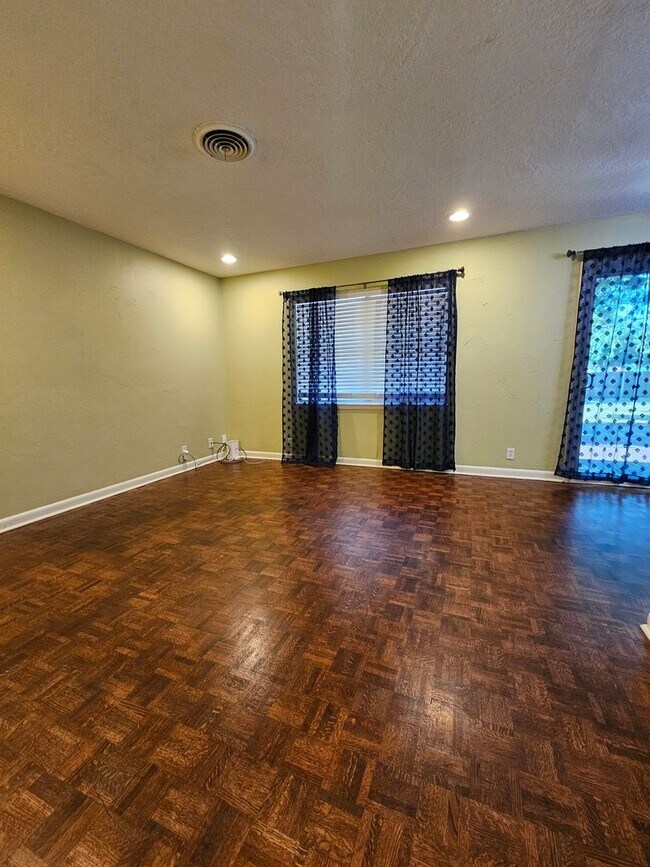 Building Photo - (3) Bed/(1.5) Bath Near Core Norman and OU...