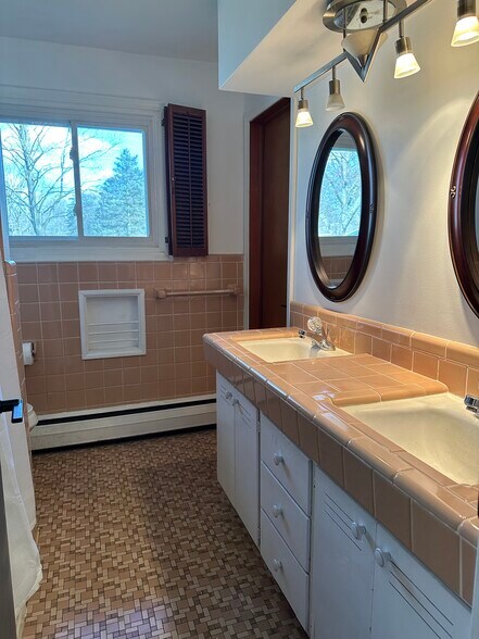 Building Photo - 3711 Ruthland Dr