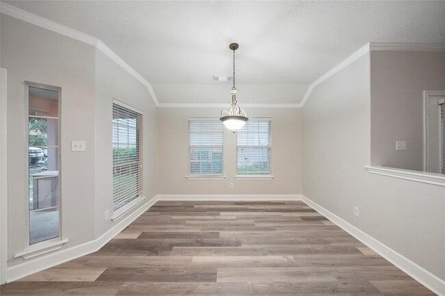 Building Photo - 6 Valewood Pl