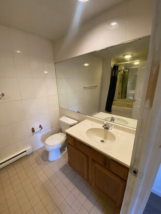 Building Photo - Chestnut Grove Village 11