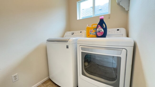 Building Photo - Outdoor Oasis 3 Bedroom Home in Horizon Pointe - Available Jan 1st