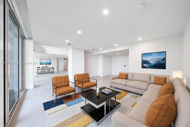 Building Photo - 555 NE 34th St