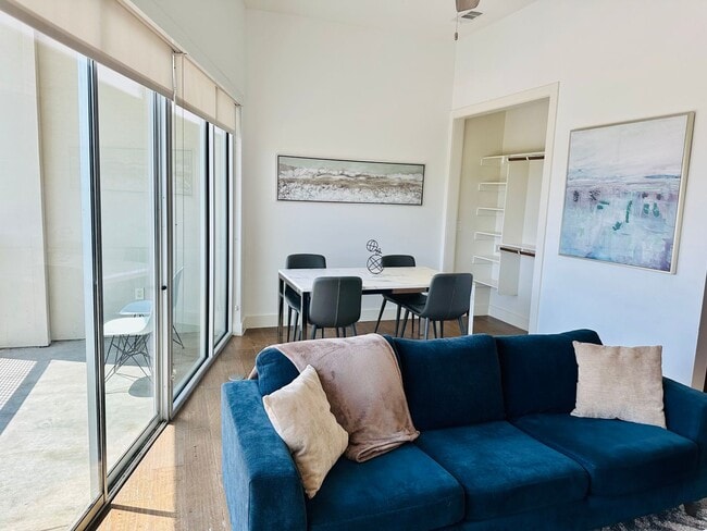 Building Photo - Modern 1 Bedroom in The Cedars