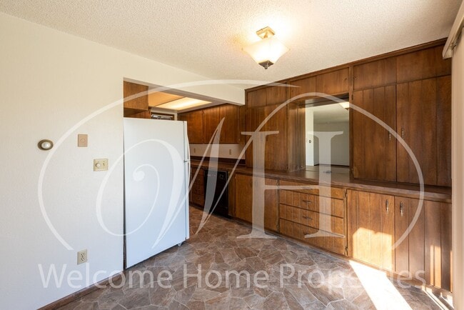 Building Photo - Great 2 Bedroom Condo with Storage and Out...