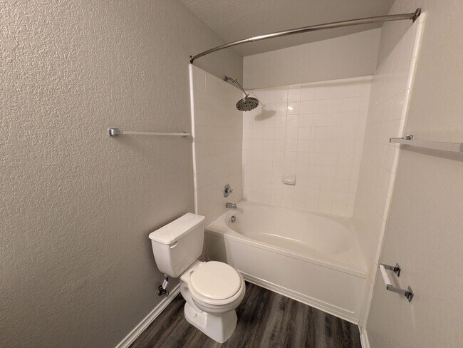 Building Photo - Very Nice 4 Bedroom Home In Convenient Northwest Location!