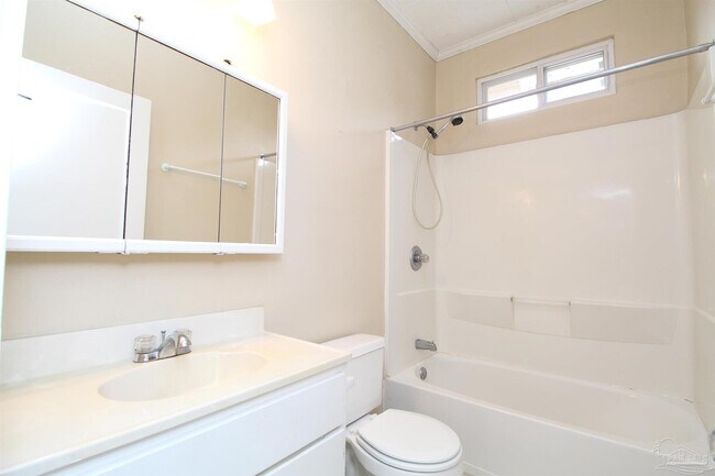 Building Photo - 1504 E Strong St