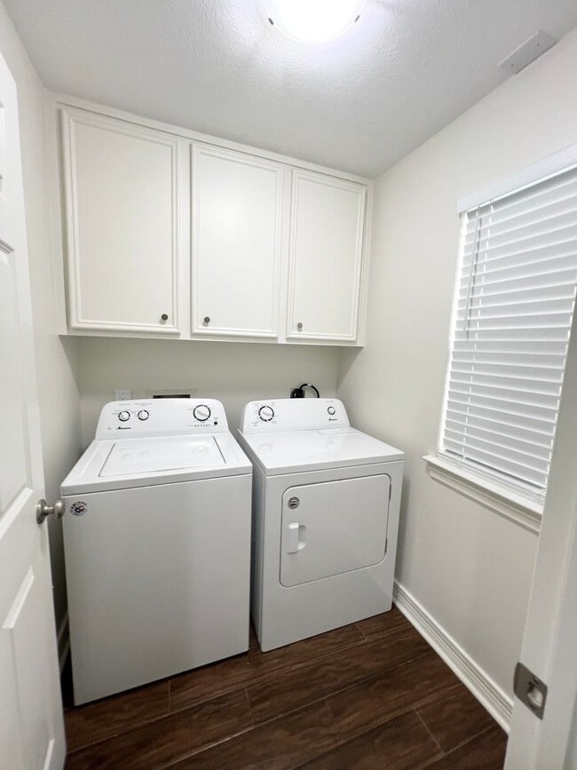 Building Photo - Stunning 4/3/2 Townhome in the Museum District !!!