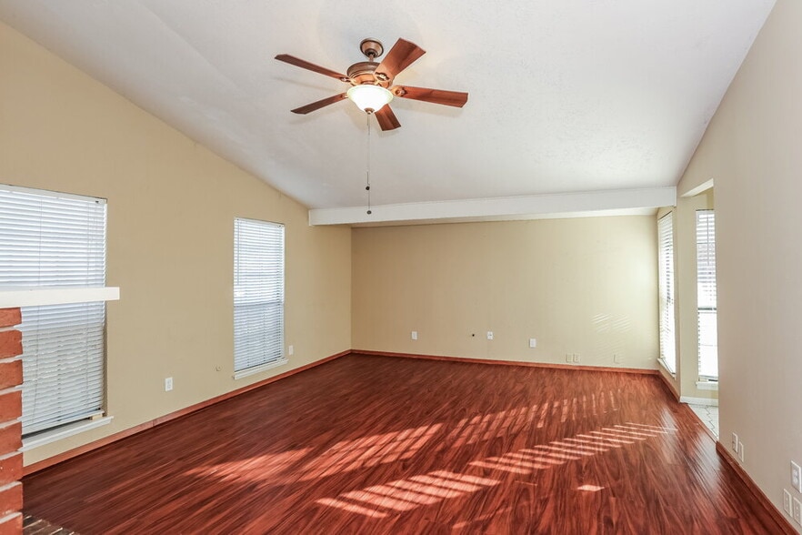 Building Photo - 1913 Sandra Ln