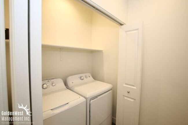 Building Photo - Modern 4Bdm 4.5 Ba Townhome in Desirable Las Vegas Community