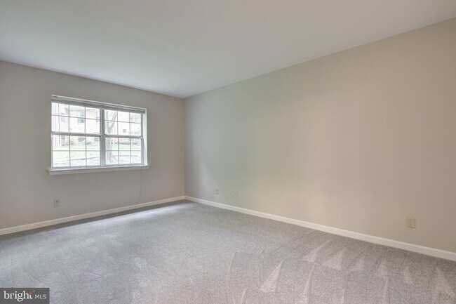 Building Photo - 5906 Cove Landing Road Unit 102