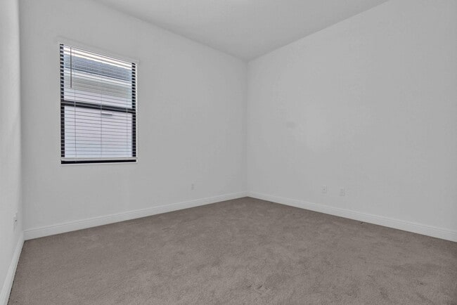 Building Photo - 5501 Santa Rosa Ln
