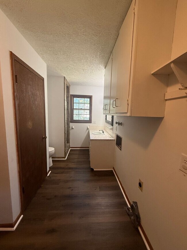 Building Photo - Spacious 3 Bedroom, 2 Bath Home in Springfield, MO!