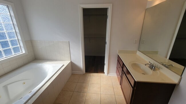 Building Photo - The 5 Bedroom You've Been Looking For!!