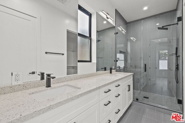 Building Photo - 521 N Martel Ave