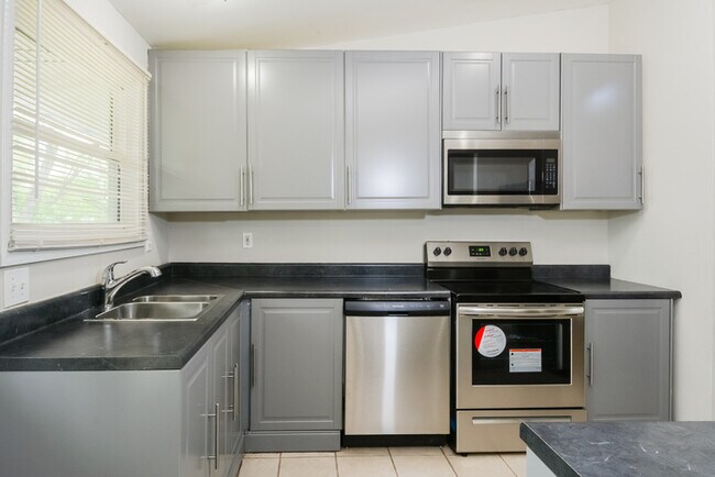 Building Photo - Fantastic 3bd/2ba home! Coming soon!
