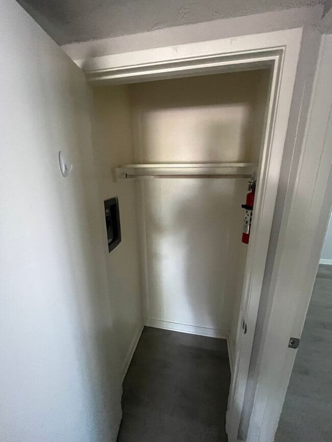Building Photo - Spacious 2 Bed / 1 Bath Upstairs Condo in San Carlos – Utilities Included!