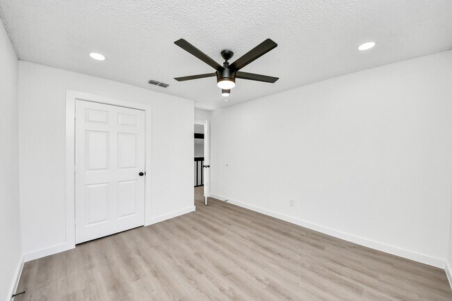 Building Photo - 2911 Meadowgrass Ln