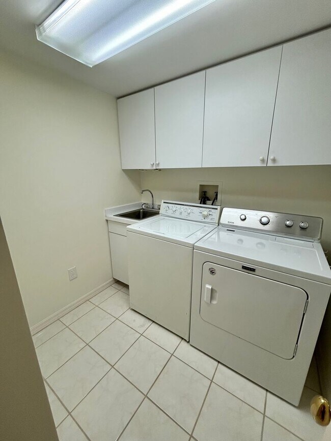 Building Photo - Classic waterfront Snell Isle Estates 3 Bed 2.5 Bath Home w/ private dock and boat lift!