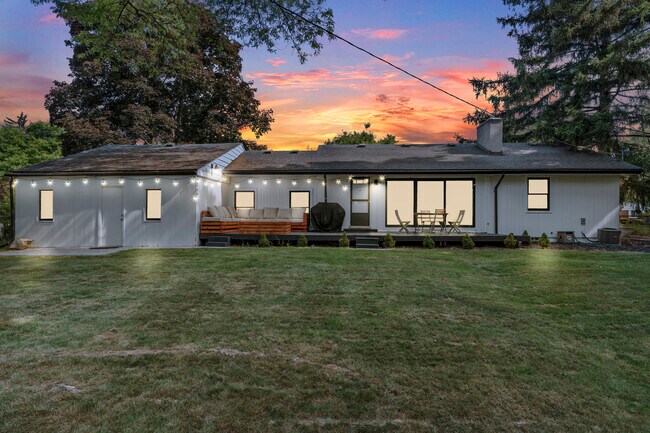 Building Photo - 1528 E Maple Rd