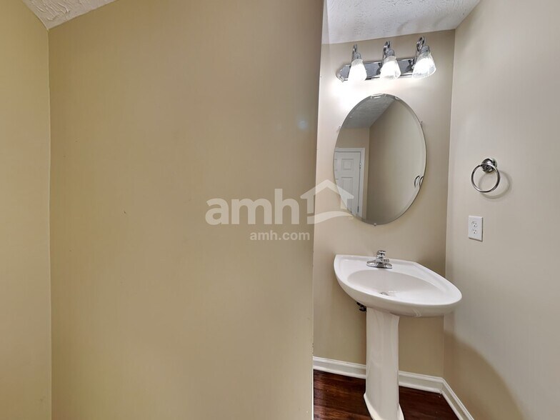 Building Photo - 313 School House Ct