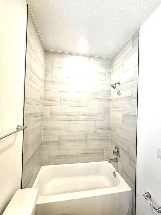 Building Photo - *****STUNNING 4/2 HOME IN PALM BAY****