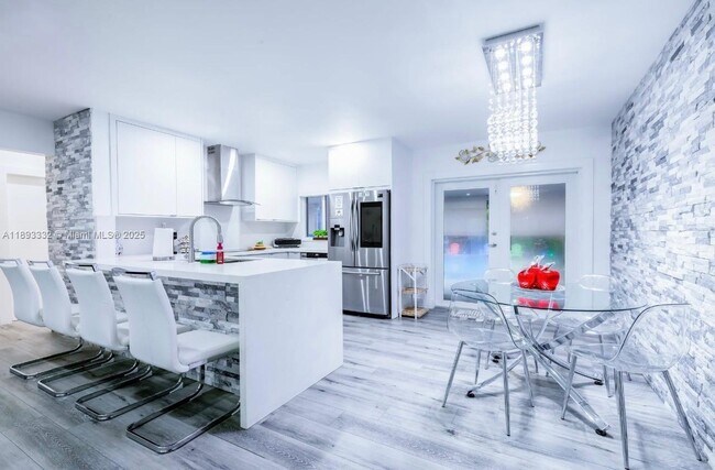 Building Photo - 348 Minola Dr